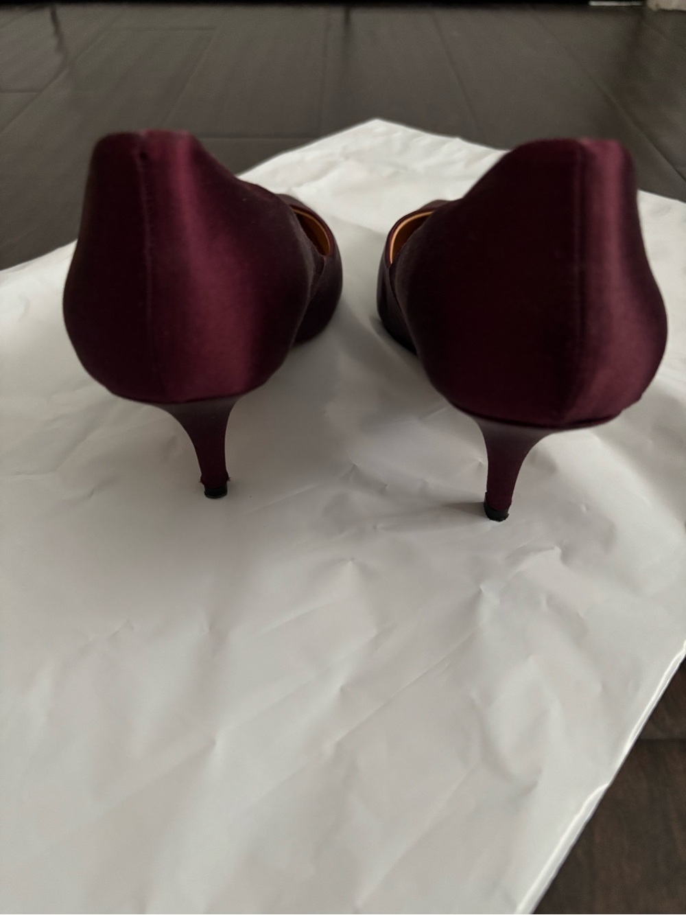 Badgley Mischka Women's Burgundy Satin Pointed-Toe Pumps - Picture 4 of 7